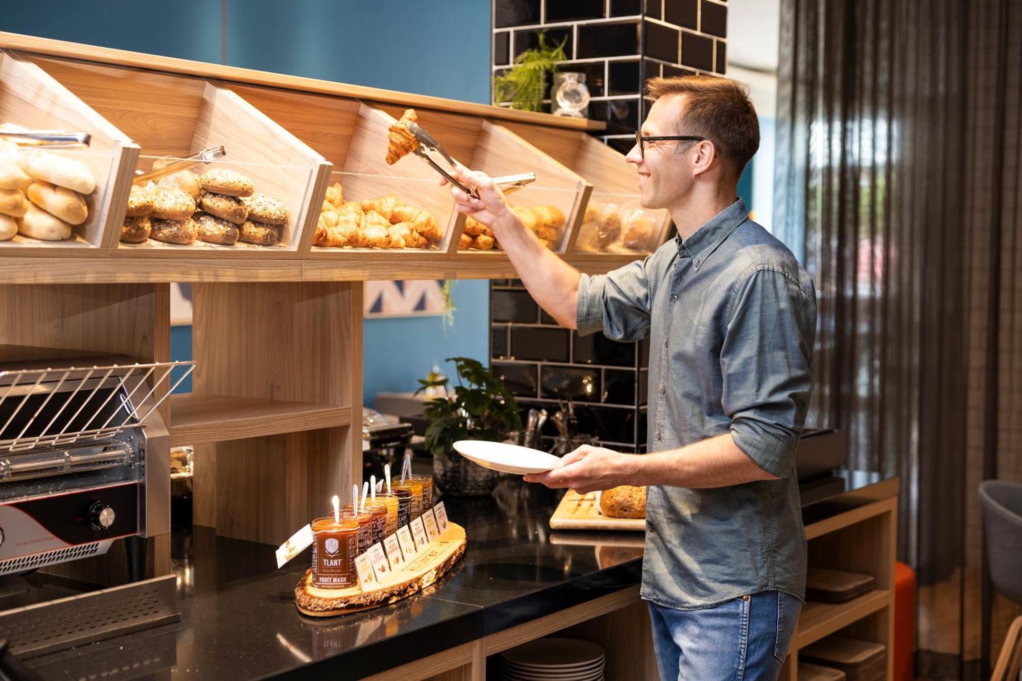 Holiday Inn Express Antwerp - City Centre By Ihg Zewnętrze zdjęcie